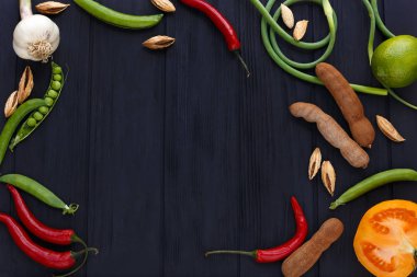 Sarımsak filizi, demirhindi, chili biber, bezelye, otlar ve baharatlar 