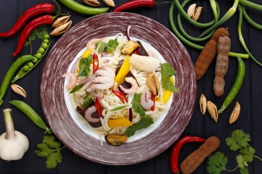 Ahtapot, kalamar, karides, midye, muer mantar ile Asya erişte