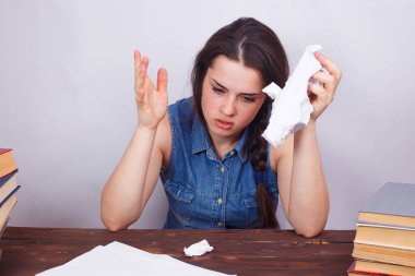 Rutin, yorgunluk, aşırı iş yükü kavramı. Öğrenci kız görevlisinideponun kız