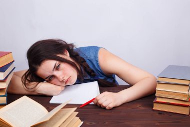 Genç metinle masadan sıkıldım öğrenci kadın yorgun 