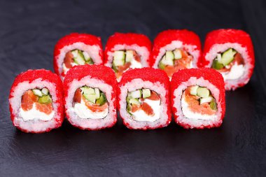 Kırmızı tobiko siyah barut, clo hizmet ile lezzetli suşi rulo