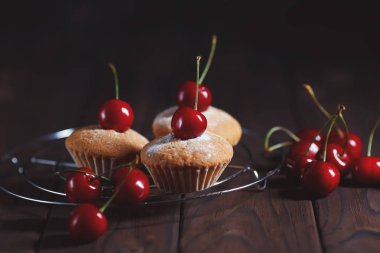 Rustik ahşap masa üzerinde lezzetli kiraz kek. Tatlılar, appetizin