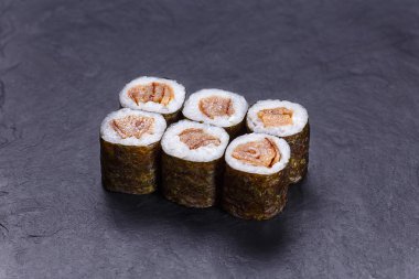 Taze iştah açıcı suşi rulo ile kızarmış som balığı, Japon menüsü