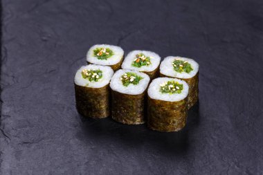 Lezzetli iştah açıcı suşi rulo ile hiyashi wakame chuka yosun, t