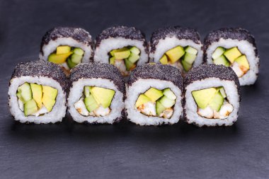 Lezzetli uramaki suşi rulo füme yılan balığı ve avokado, covere