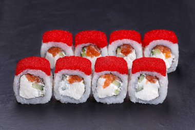 Lezzetli iştah açıcı suşi rulo ile c Pembe somon ve krem peynir
