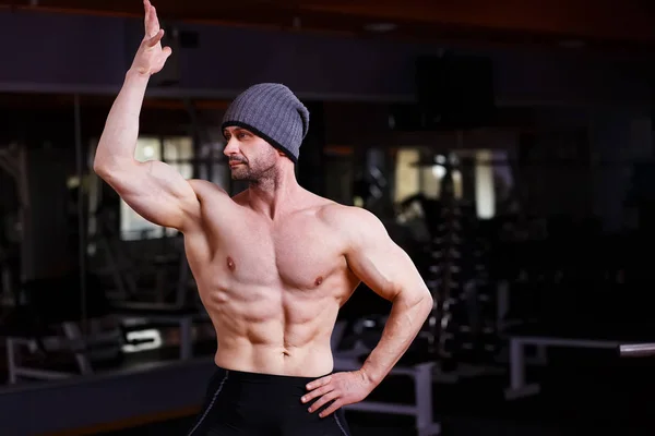 Forte rasgado homem adulto com abdominais perfeitos, ombros, bíceps, tri — Fotografia de Stock