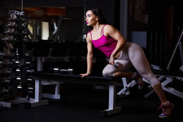 Joven atractiva mujer fitness muscular haciendo ejercicio con mudo —  Fotos de Stock