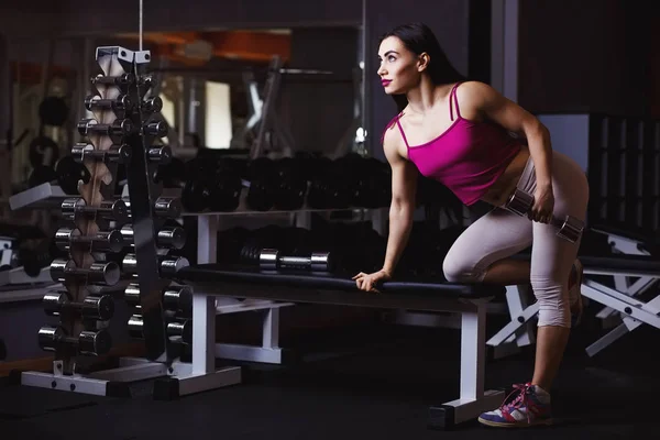 Jovem atraente mulher fitness muscular fazendo exercício com mudo — Fotografia de Stock