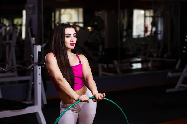 Joven atractiva joven musculosa mujer culturista con b perfecta — Foto de Stock