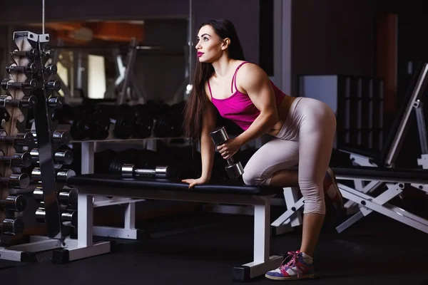 Joven atractiva mujer fitness muscular haciendo ejercicio con mudo —  Fotos de Stock