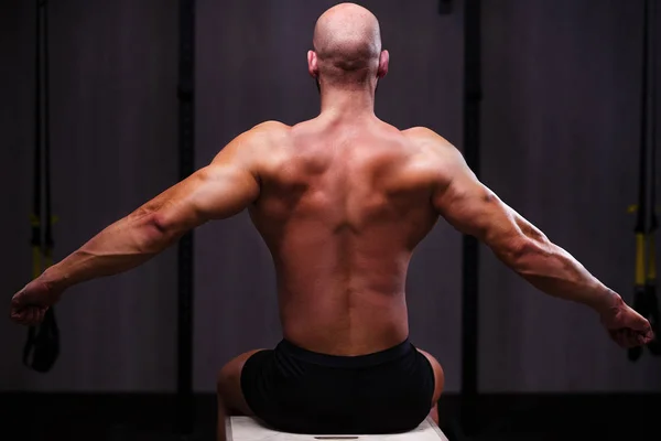 Jovem careca saudável rasgado homem com grandes músculos posando no ginásio, vi — Fotografia de Stock