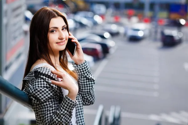 Jovem mulher muito elegante falando no telefone inteligente na rua — Fotografia de Stock