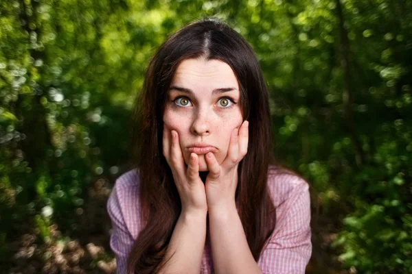 Retrato de atractiva joven pensativa mujer perpleja o vacilante — Foto de Stock