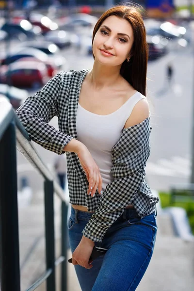 Jeune femme souriante assez élégante portant un jean bleu à la mode — Photo
