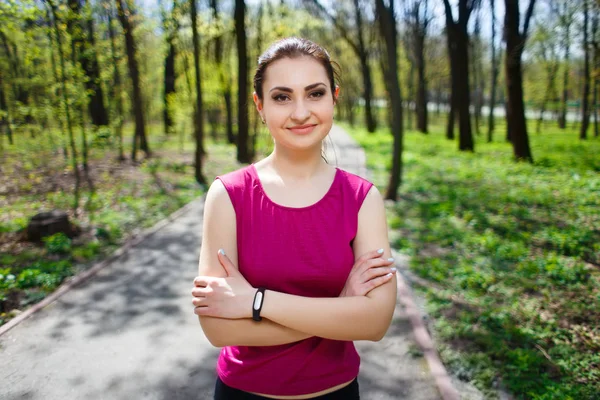 Молодая женщина в хорошей форме, передышка после пробежки в парке — стоковое фото