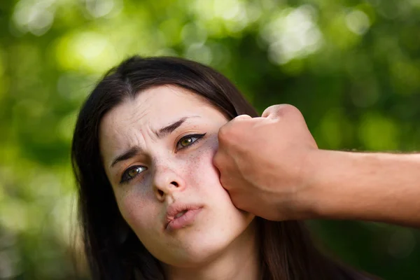 Imagen de primer plano de un puño de hombre golpeando a una mujer asustada — Foto de Stock