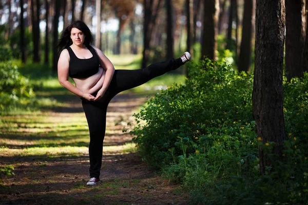 Giovane donna in sovrappeso che lavora nel parco — Foto Stock