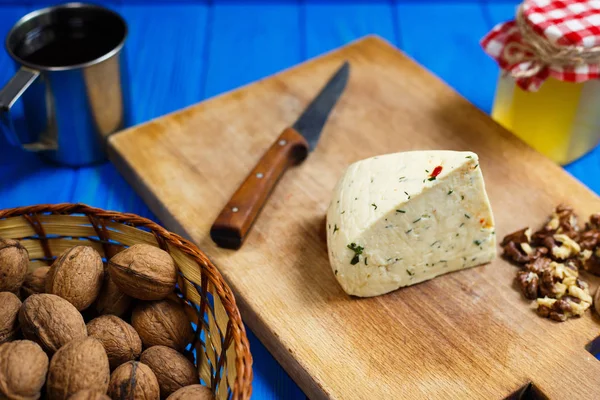 Шматок домашнього гострого сиру з волоськими горіхами, мак домашнього вина — стокове фото