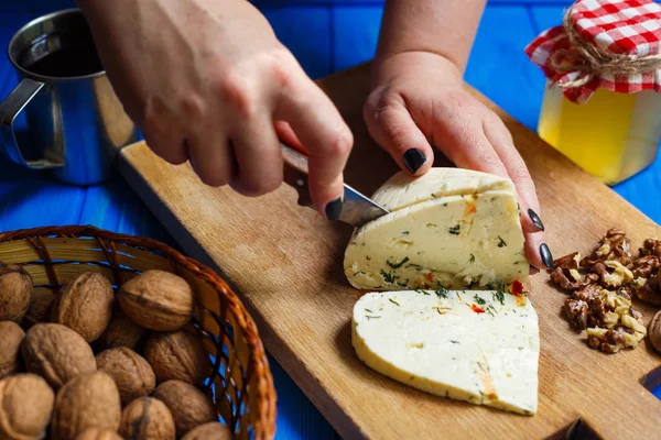 Женские руки режут острый домашний сыр на разделочной доске, Serv — стоковое фото