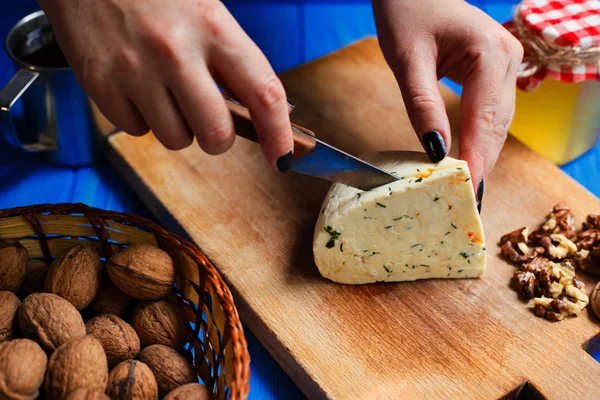 Женские руки режут острый домашний сыр на разделочной доске, Serv — стоковое фото