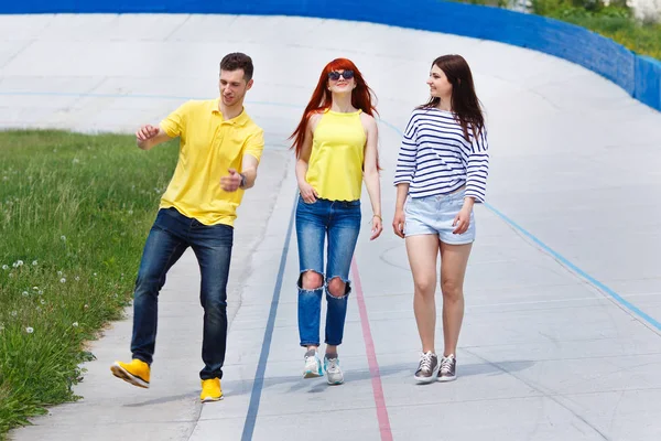 Grupo de jovens amigos caminhando na cidade . — Fotografia de Stock