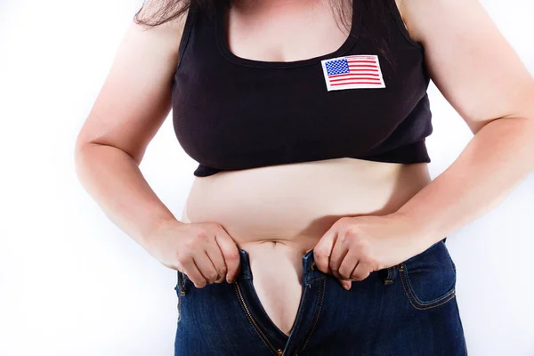 ジーンズを圧縮しようとして若い太りすぎのアメリカ人女性 — ストック写真