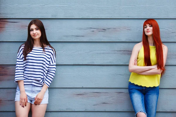 Deux belles jeunes femmes en vêtements décontractés lumineux posant en plein air — Photo