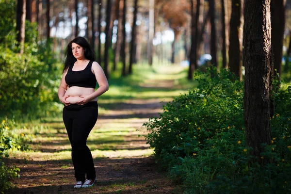 Nadwagę kobieta wykazujące jej brzuch — Zdjęcie stockowe