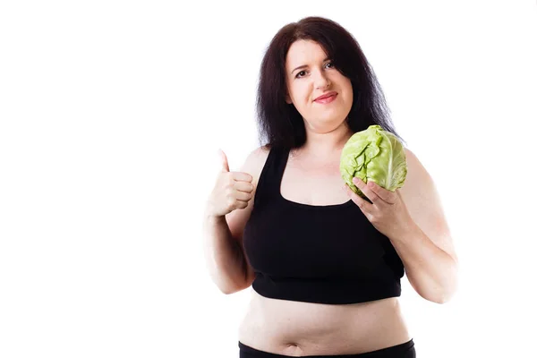 太りすぎの若い笑顔の女性 c と健康食品の攪拌 — ストック写真
