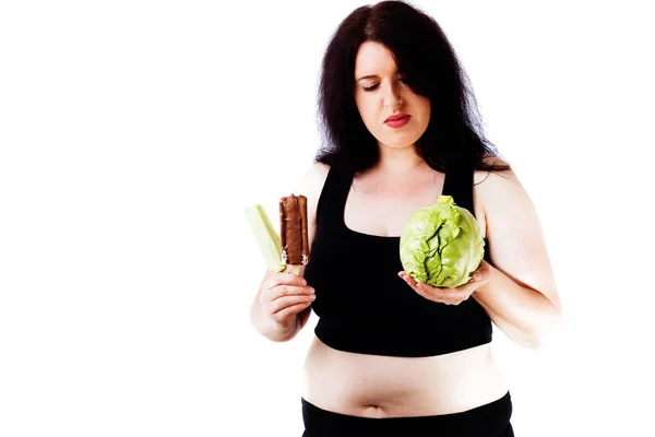 Молода залежна від зайвої ваги їжа жінка вибирає між сміттям і h — стокове фото