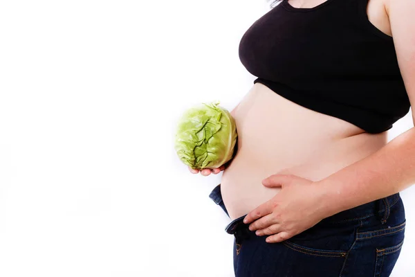 Giovane donna sovrappeso irriconoscibile con cavolo vicino ai suoi obes — Foto Stock