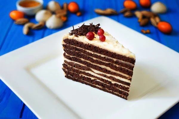 Pastasından çikolata katmanlı tereyağı krema ile — Stok fotoğraf