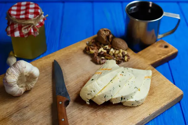 Кусочки острого сыра, подается с грецкими орехами, чесноком и кружкой хо — стоковое фото