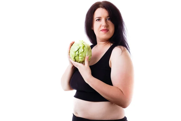 Портрет молодої надлишкової ваги жінки з капустою в руках . — стокове фото