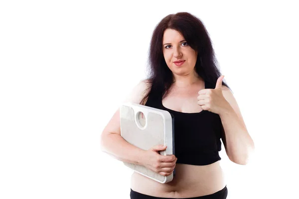 Молода надмірна вага жінки, що агітує за здоровий спосіб життя з масштабом — стокове фото