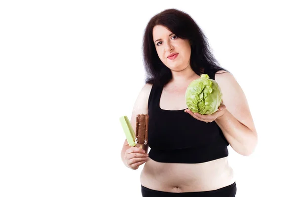 Kilolu genç kadın bağımlısı yiyecek önemsiz ve h arasında seçim yapma — Stok fotoğraf