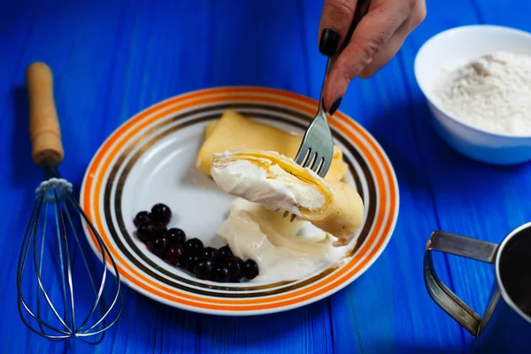 Bıçak ve çatal kesme sıcak taze süzme peynir ile kadın el — Stok fotoğraf