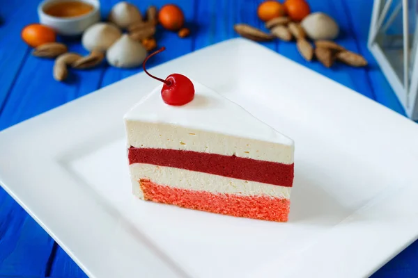 Mousse kiraz kek kare plaka yakın çekim servis beyaz dilimlenmiş — Stok fotoğraf
