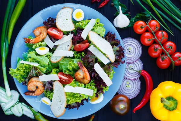 Vista superior sobre la mesa con ensalada César con camarones en plato azul , — Foto de Stock