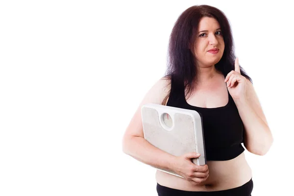 Портрет молодої надмірної ваги привабливої жінки з вказівним жестом — стокове фото