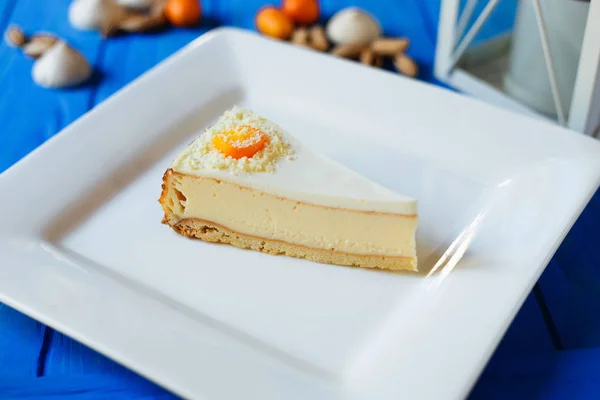 Parçası cheesecake beyaz kare plaka yakın çekim dilimlenmiş hizmet — Stok fotoğraf