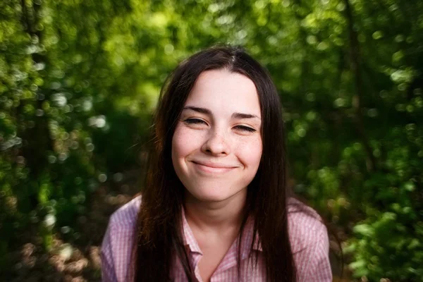 Retrato de bonito adorável engraçado desfrutando jovem mulher sorridente. Cara — Fotografia de Stock