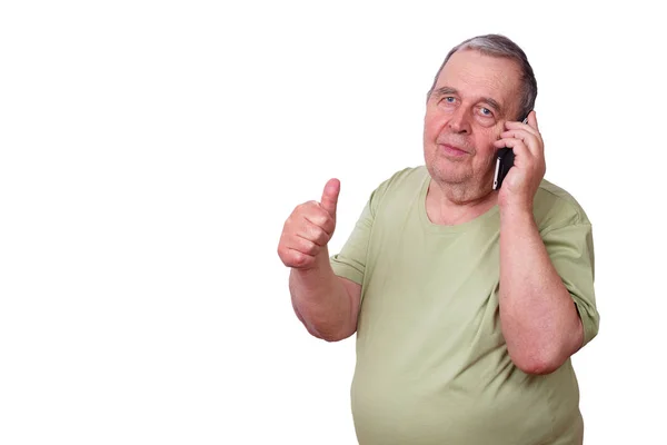 Portrait of senior man using mobile phone and demonstrating thum — Stock Photo, Image