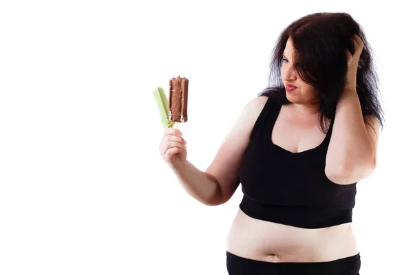 太りすぎの女性はアイスクリームを食べに抵抗します。健康食品のコンセプト. — ストック写真
