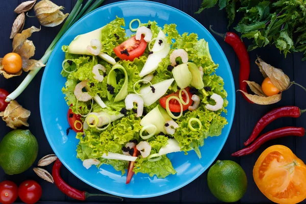 Ensalada con gambas, caviar y rodajas de aguacate — Foto de Stock