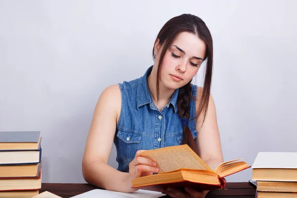 Retrato de una joven estudiante leyendo un libro —  Fotos de Stock