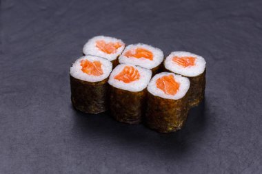 Çiğ somon siyah barut, J ile geleneksel suşi rulo