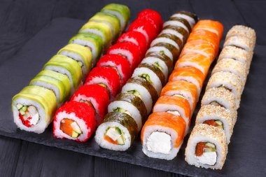 O hizmet kümesi lezzetli lezzetli çok renkli iştah açıcı suşi rulo