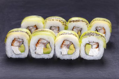 Füme yılan balığı ve avokado lezzetli iştah açıcı uramaki suşi roll,